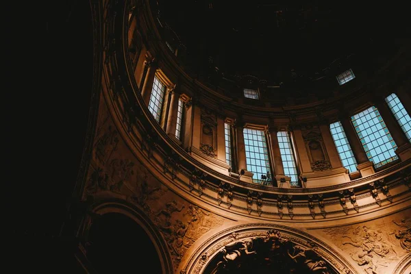 Plano de ángulo bajo de un interior de la iglesia con arte medieval fascinante — Foto de Stock