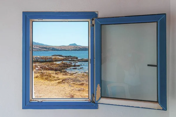 Старое Деревянное Синее Окно Видом Пляж Заднем Плане — стоковое фото