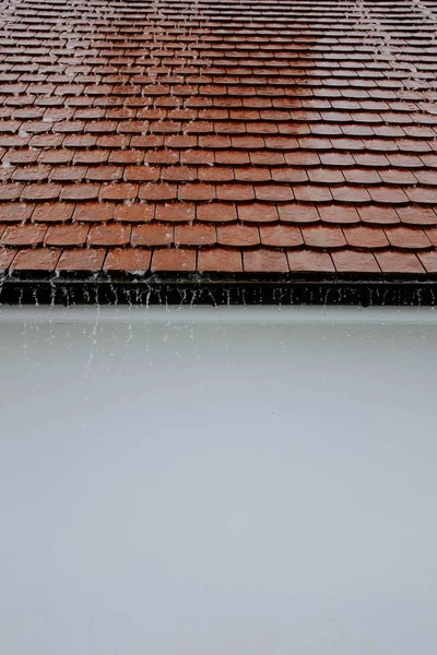 Vertikale Nahaufnahme eines braunen Daches unter dem Starkregen — Stockfoto