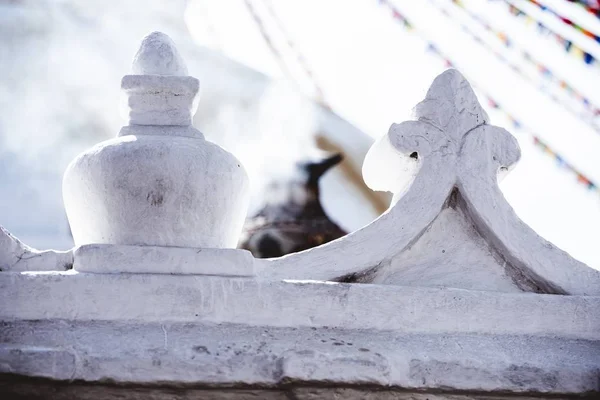 Mimarinin bulanık arkaplanlı güzel beyaz bileşenlerinin yakın plan çekimi — Stok fotoğraf