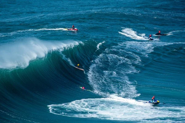 Surfisti che navigano nell'Oceano Atlantico vicino al comune Nazare in Portogallo — Foto Stock