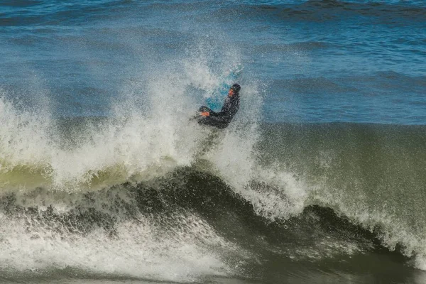 Surfeur face à la vague des eaux vertes de l'océan Atlantique près du Nazare, Portugal — Photo