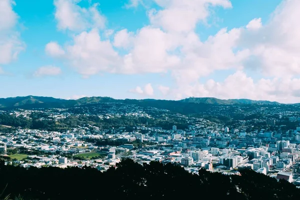 Vue aérienne d'une ville pleine de bâtiments blancs entourés d'un paysage montagneux — Photo