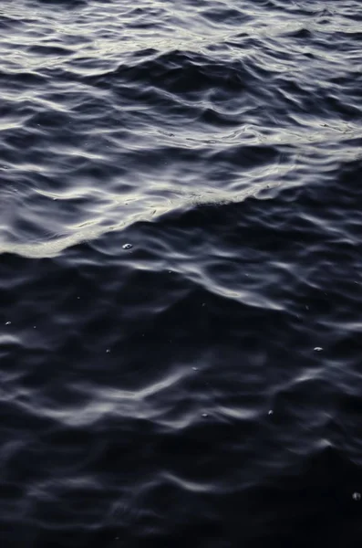 Крупный план водных волн под солнечным светом - крутая картинка для обоев и фона — стоковое фото