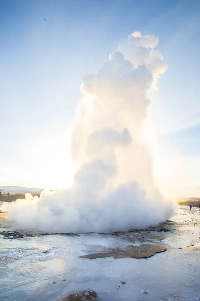 冰岛美丽的Geyser Strokur的垂直拍摄 — 图库照片