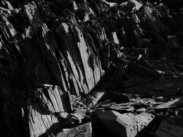 Szary kadr pięknych warstw starych skał na górze — Zdjęcie stockowe