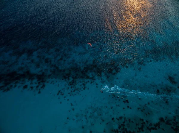 Una Toma Alto Ángulo Del Océano Kitesurfing Bonaire Caribe —  Fotos de Stock