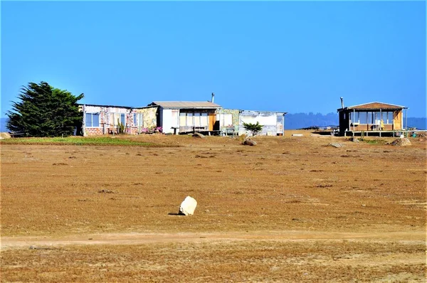 Paisaje de playa con casas antiguas y atmósfera abandonada —  Fotos de Stock