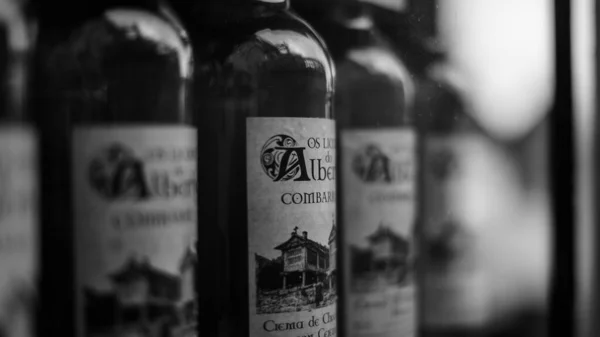 Grayscale tiro de baixo ângulo de garrafas de vinho com inscrições de fonte celtique — Fotografia de Stock