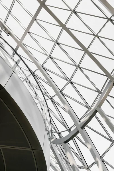 Imagen vertical del interior de un edificio geométrico blanco —  Fotos de Stock