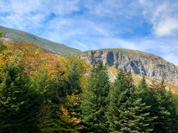 Hermosa vista del Monte Willard en New Hampshire bajo el cielo —  Fotos de Stock