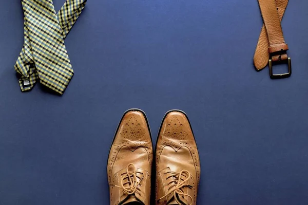 Tmavě modrý povrch s páskem. kravata a boty přes to — Stock fotografie