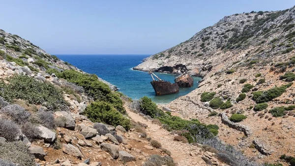 Tiro Ângulo Alto Navio Enferrujado Abandonado Perto Uma Ilha Mar — Fotografia de Stock