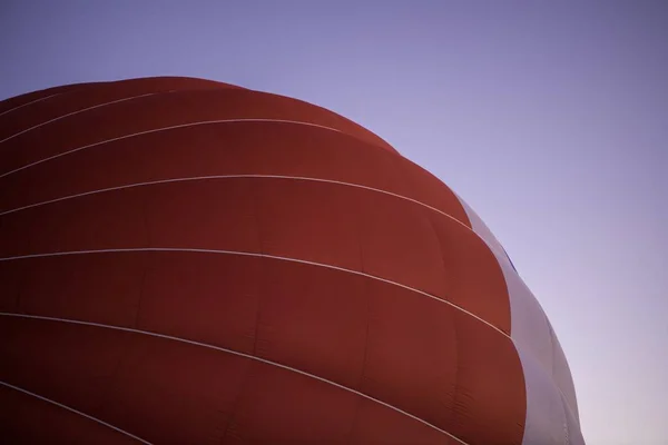 青い空と太陽の下で赤と白の熱気球の閉鎖 — ストック写真