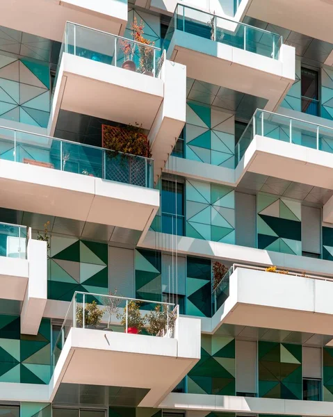Disparo vertical de ángulo bajo del balcón en un edificio de vidrio — Foto de Stock