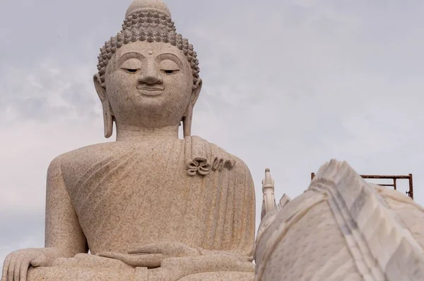 Foto de baixo ângulo do marco histórico famoso chamado Big Buddha na ilha de Phuket, na Tailândia — Fotografia de Stock