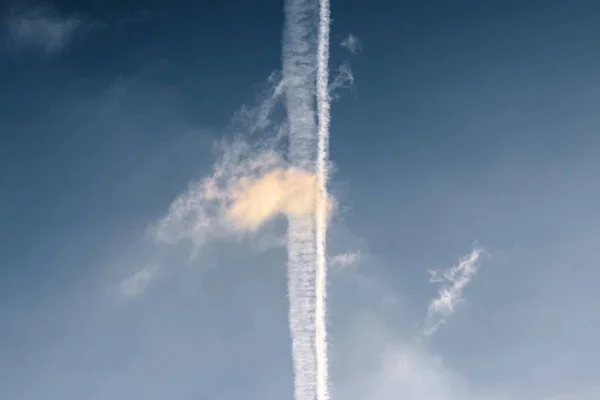 Ett Fascinerande Landskap Moln Som Skapar Linje Den Blå Himlen — Stockfoto
