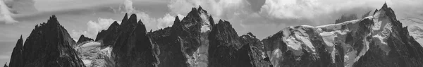 Panorama de l'Aiguille du Midi et des Aiguilles du Chamonix en noir et blanc — Photo