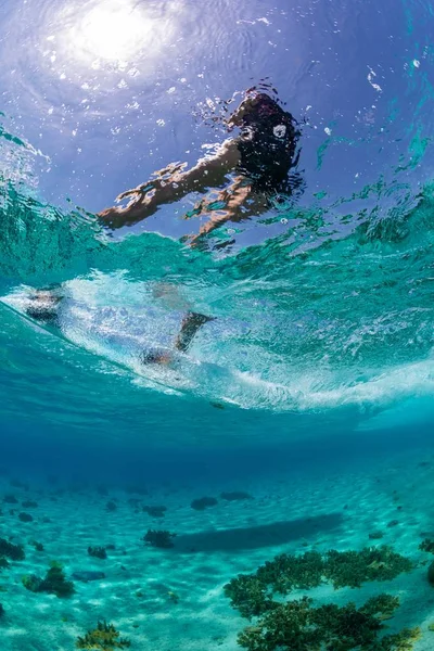 Foto vertical de baixo ângulo de uma pessoa kitesurf tirada do subaquático em Bonaire, Caribe — Fotografia de Stock