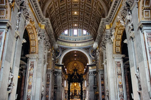 Famosa storica Basilica Papale di San Pietro nell'antica città del Vaticano — Foto Stock