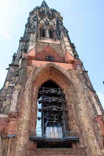 Een Verticale Lage Hoek Opname Van Gotische Opwekking Kerk Van — Stockfoto