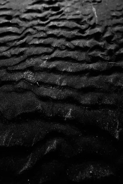 Cool greyscale background of wet black layered sand - great for background or wallpaper — Stock Photo, Image