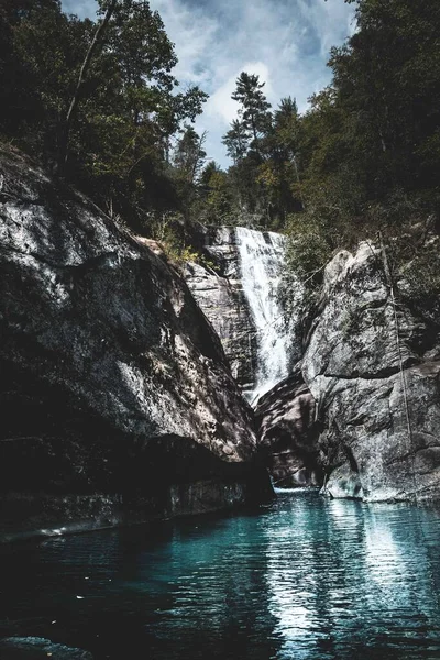 Disparo Vertical Una Cascada Que Fluye Desde Medio Paisaje Rocoso —  Fotos de Stock