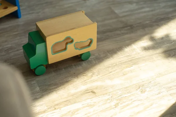 木製のおもちゃのトラックの高い角度のクローズアップショットが不足している部分 — ストック写真