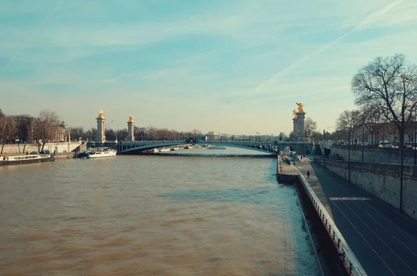 एक धूप के दिन पेरिस में सुंदर नदी सीन परिदृश्य शॉट — स्टॉक फ़ोटो, इमेज