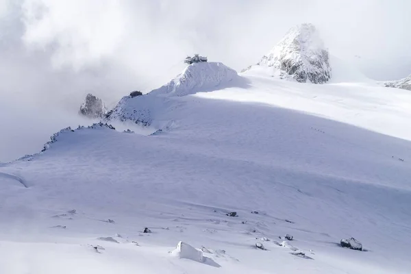 Vista de la cabaña Torino y la estación de teleférico Pointe Helbronner en el macizo del Mont Blanc — Foto de Stock