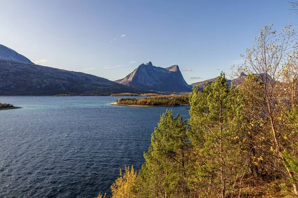 Una Vista Impresionante Fiordo Mar Azul Medio Paisajes Montañosos Noruega — Foto de Stock