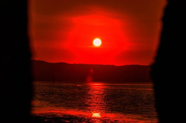 Prachtig uitzicht op de zonsondergang en de weerkaatsing in de rustige oceaan — Stockfoto