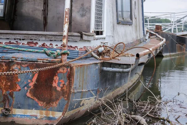 Buque oxidado abandonado en el mar durante el día — Foto de Stock