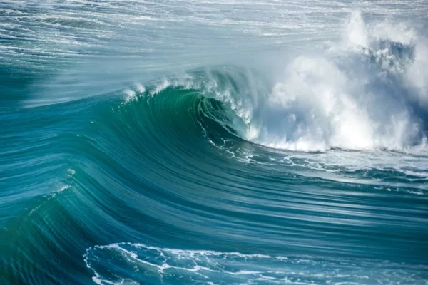 Αφρώδη κύματα του Ατλαντικού Ωκεανού κοντά στο δήμο Nazare στην Πορτογαλία — Φωτογραφία Αρχείου