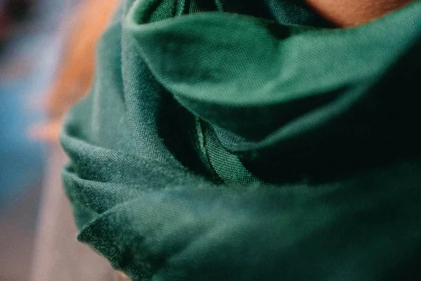 ภาพใกล้ชิดของผ้าพันคอสีเขียวที่มีพื้นหลังเบลอ — ภาพถ่ายสต็อก