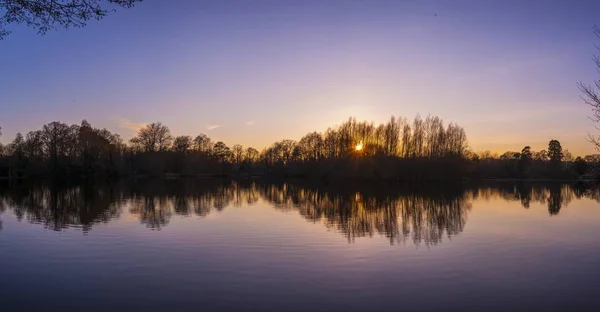 Tiro Panorâmico Dos Reflexos Das Árvores Lago Durante Pôr Sol — Fotografia de Stock