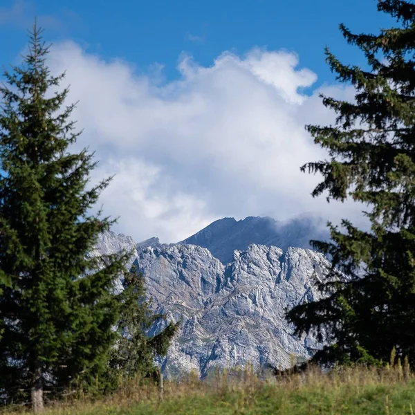 Bela vista montanhosa cercada por uma paisagem verde tocando o céu — Fotografia de Stock