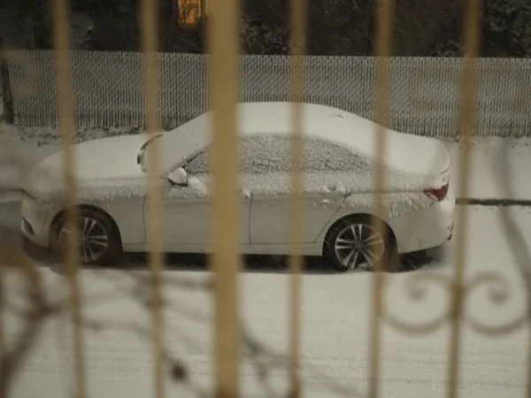 在蒙特利尔的一个寂寞的夜晚 漫无目的地在雪地里徘徊 — 图库照片