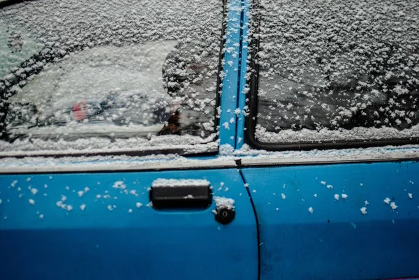 Alte blaue Auto mit Schnee bedeckt - ideal für Tapete oder Hintergrund — Stockfoto
