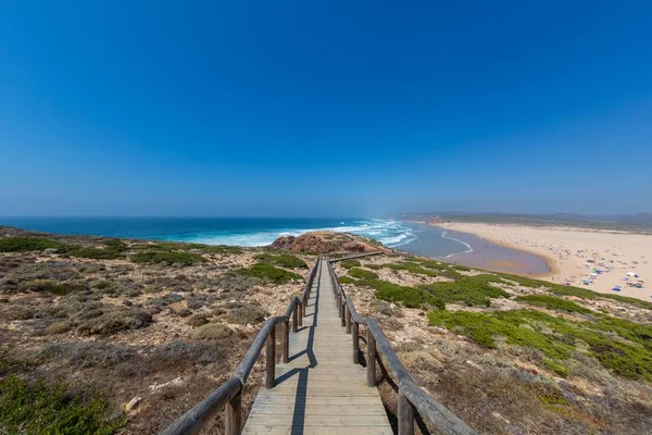 ポルトガルのアルガルヴェで夏の午後を過ごすのに最適な熱帯ビーチ — ストック写真