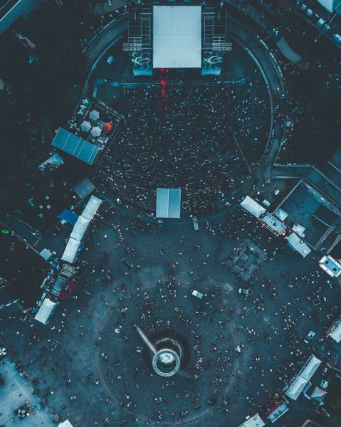 人々や建物に囲まれたコンサート中の町の高い角度のビュー — ストック写真