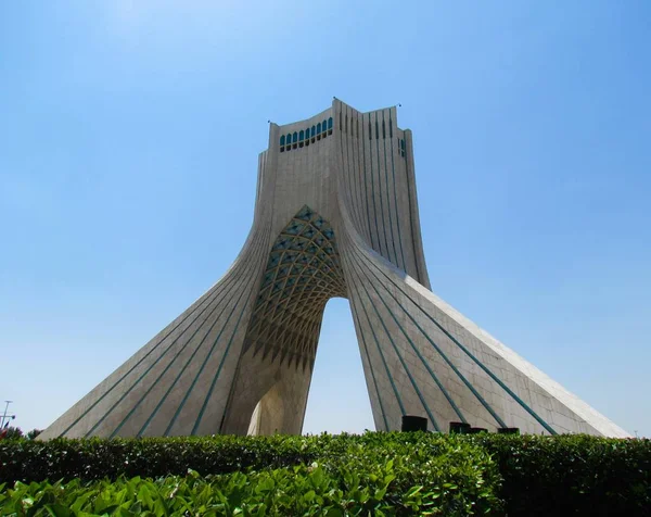 Gyönyörű kilátás az azadi torony alatt a kék ég elfogták Teheránban, Iránban — Stock Fotó