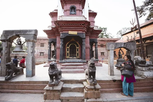 Nepal Tempio indù con idoli e adoratori — Foto Stock