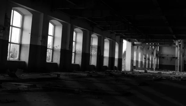 Imagen a escala de grises de un antiguo edificio destruido con muchas ruinas en su interior — Foto de Stock