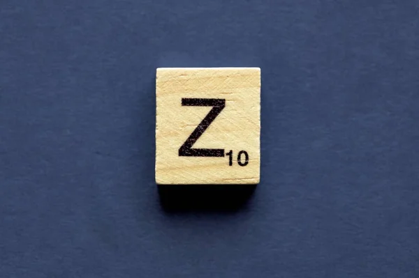 Carta Z em um cubo de madeira de um jogo de tabuleiro wordplay — Fotografia de Stock
