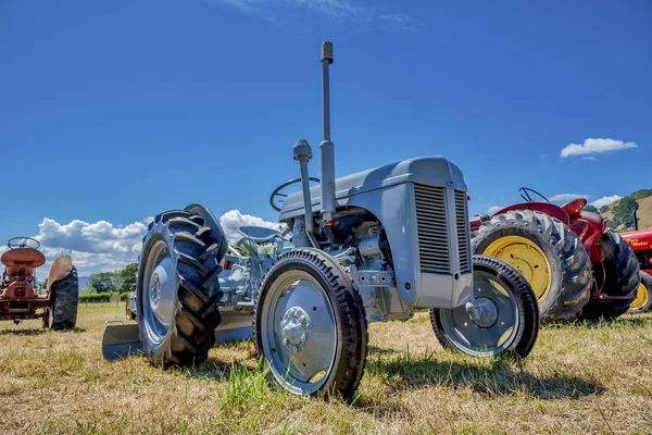 Landbouwtrucks op een boerderij in Otaki in Nieuw-Zeeland onder een heldere blauwe lucht — Stockfoto