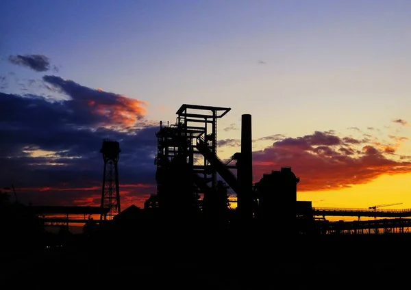 Silhouette Une Usine Des Réservoirs Métalliques Avec Beau Ciel Arrière — Photo