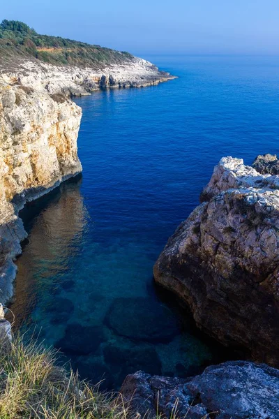 克罗地亚Istria Kamenjak海岸岩石的垂直高倾角拍摄 — 图库照片