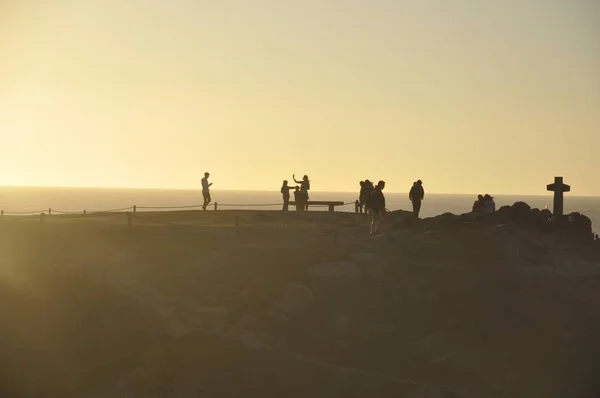 Beau plan de personnes excitées à cause de la beauté du lever de soleil à couper le souffle — Photo