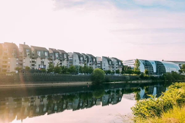 Reflectie van de moderne gebouwen in het water van een kanaal — Stockfoto